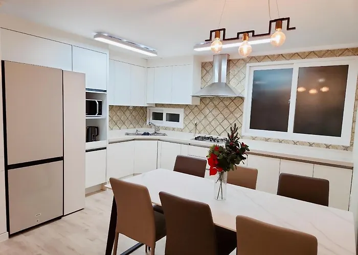 아파트 Grand Open Hongdae Houes 4bdr 2bth *